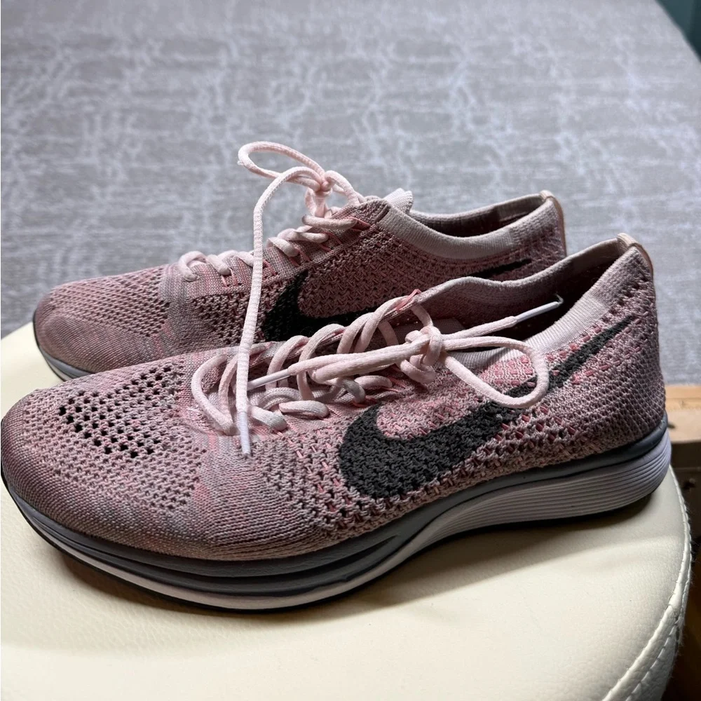 Nike Flyknit Racer Strawberry Running Shoe Pink Grey Women Size 7 - Picture 3 of 8